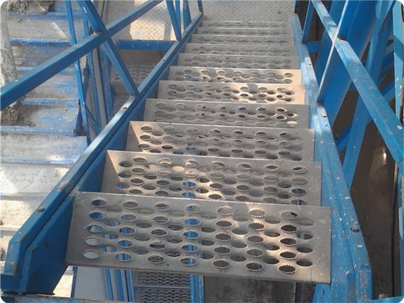 楼梯防滑踏步板（鳄鱼嘴孔型）图