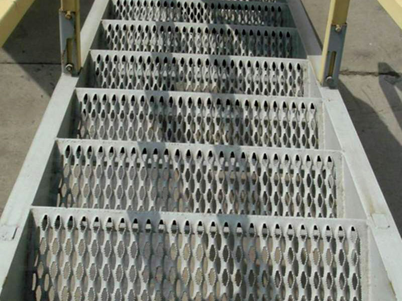 鳄鱼嘴扶梯防滑板应用