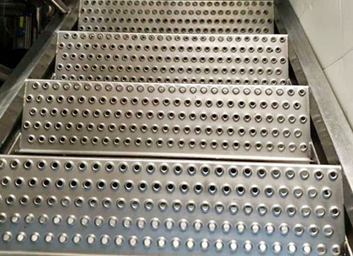 楼梯专用圆孔起鼓防滑板应用清晰图.jpg