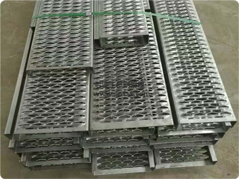 鳄鱼嘴防滑踏板图